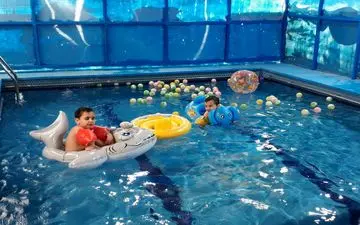 چه کسانی نباید به استخر بروند؟