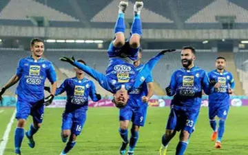  هافبک خبرساز استقلالی ها ماندنی شد؟