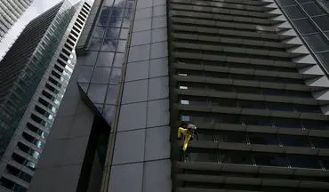 بازی با مرگ مرد میانسال با بالا رفتن از برج ۴۷ طبقه! +فیلم 