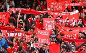 دو دختر تراکتوری با لباس مبدل در ورزشگاه یادگار امام 