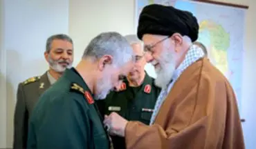 ادای احترام سردار سلیمانی مقابل رهبر انقلاب هنگام دریافت نشان +فیلم 