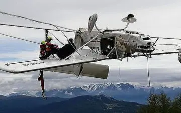 گیر افتادن عجیب هواپیما میان هوا و زمین