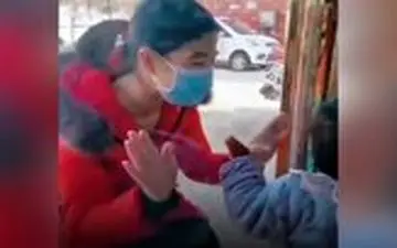 ملاقات پرستار چینی با فرزندش از پشت شیشه