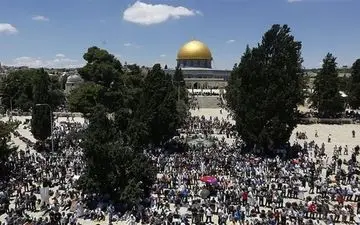 سرازیر شدن ده‌ها هزار فلسطینی به سمت مسجدالاقصی در اولین جمعه ماه رمضان