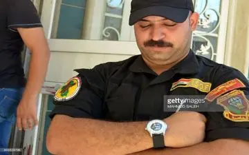 عکس/ غنیمت جالب سرباز عراقی از یک داعشی