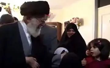 خداحافظی جالب یک دختربچه با رهبر انقلاب + فیلم