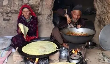 هنرنمایی زوج مسن غارنشین افغان در آشپزی: ویدئویی از پخت نان و گوجه بادمجان | فیلم