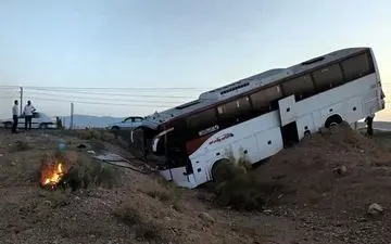 انحراف اتوبوس از مسیر؛ 12 مسافر راهی بیمارستان شدند
