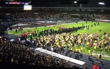 فرار یاران دژاگه از آشوب تماشاگران برانشویگ +عکس