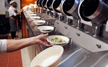 رستورانی که در آن ربات‌ها آشپزی می‌کنند +فیلم 