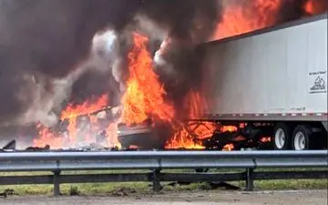 برخورد تریلی با کامیون فاجعه آفرید +فیلم 