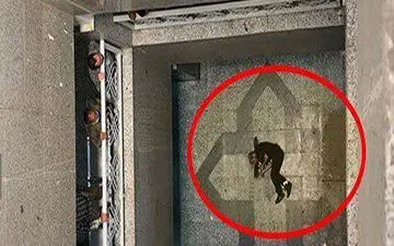  جسد دزد جوانی که از طبقه دوم دادسرا خود را پایین انداخت /عکس 16+