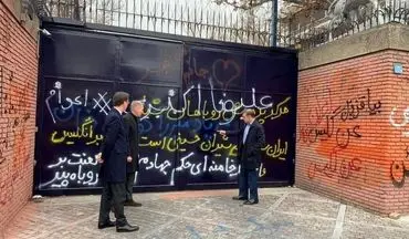 
«پلیس دیپلماتیک» کجاست؟/ بی‌ادبی در اعتراضات دانشگاه بد است، روی دیوار سفارت خارجی خوب؟!
