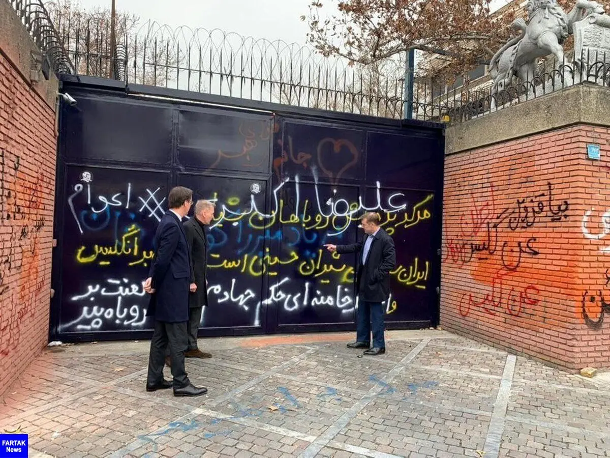 
«پلیس دیپلماتیک» کجاست؟/ بی‌ادبی در اعتراضات دانشگاه بد است، روی دیوار سفارت خارجی خوب؟!
