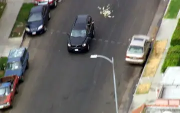 ویدیو/ تعقیب و گریز پلیس و مجرم فراری در بزرگراه/ مجرم به این خوش شانس! 