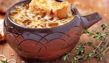 طرز تهیه سوپ پیاز فرانسوی رستورانی: راز یک طعم مجلسی و بی‌نظیر (مرحله به مرحله)