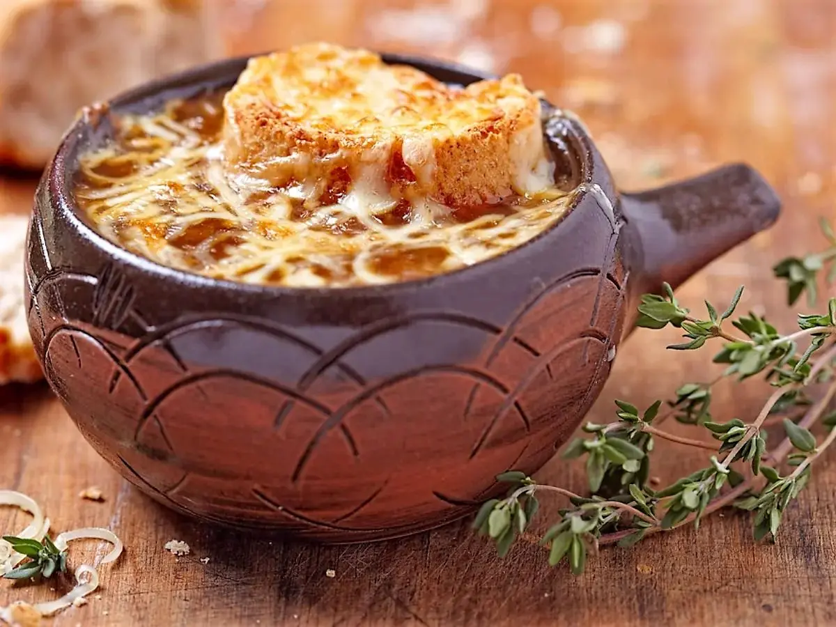 طرز تهیه سوپ پیاز فرانسوی رستورانی: راز یک طعم مجلسی و بینظیر (مرحله به مرحله)