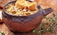 طرز تهیه سوپ پیاز فرانسوی رستورانی: راز یک طعم مجلسی و بی‌نظیر (مرحله به مرحله)