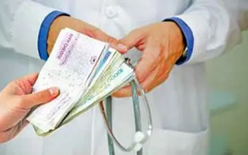 واکنش رئیس سازمان نظام پزشکی به اضافه دریافت برخی پزشکان + فیلم