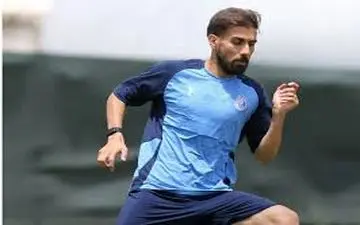 فرار سریع وینگر استقلال به سمت بازی ملی (عکس)