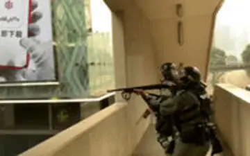 لحظه برخورد گلوله پلاستیکی پلیس به چشم یک خبرنگار اندونزیایی