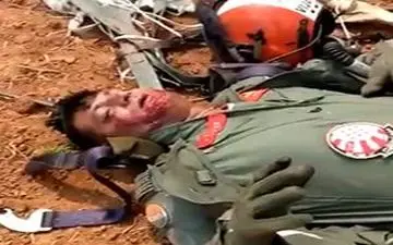 لحظه به اسارت گرفته شدن یک خلبان هندی در پاکستان + فیلم 