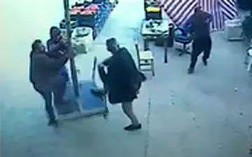 باد شدید یک مرد را به پرواز درآورد!