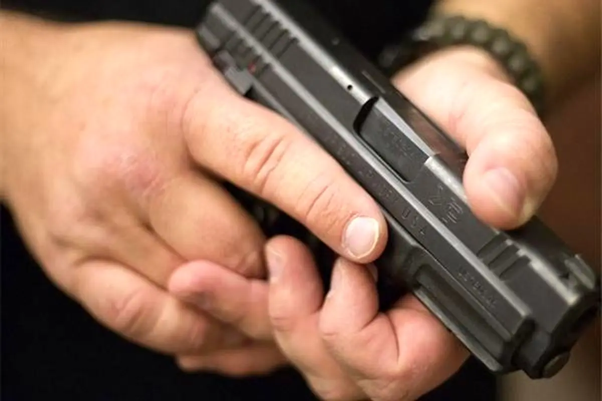 پسر ۲۲ ساله پدر و مادرش را به ضرب گلوله از پا درآورد؛ با اسلحه پدر