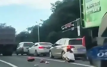 نجات باورنکردنی موتورسوار از زیر کامیون 