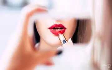 رژ لب مایع یا جامد؟ کدام یک بهتر است؟| مزایا و معایب هرکدام
