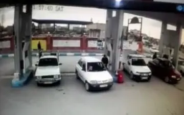 لحظه انفجار پیکان وانت هنگام سوختگیری + فیلم 