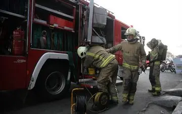 آتش سوزی در ساختمان مسکونی ۶طبقه/نجات ۲۰محبوس حادثه