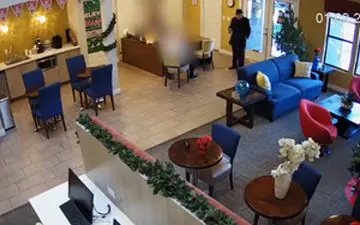 شلیک دو گلوله به کارگر خدماتی توسط پیرمرد عصبانی! + فیلم