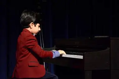 نواختن پیانو نونهالان از آکادمی موسیقی خونیای دانوش در دومین فستیوال موسیقی دانوش 