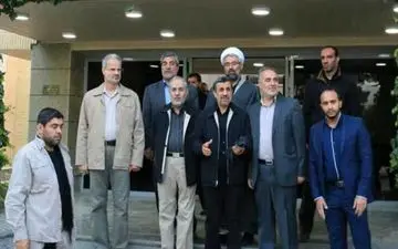 احمدی نژاد به مناطق زلزله زده کرمانشاه رفت