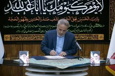 امضای اعتبارنامه ریاست جمهوری پزشکیان توسط اعضای شورای نگهبان به روایت تصویر