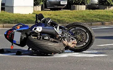 سرعت جنون آمیز موتورسیکلت به تصادفی وحشتناک تبدیل شد + فیلم