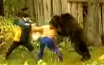 حمله نفس‌گیر خرس به یک زن + فیلم