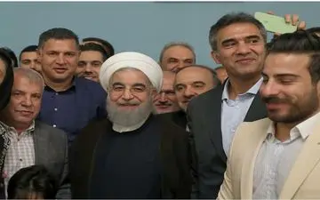 سلفی ستاره های بزرگ تاریخ فوتبال ایران با رییس جمهور/ عَکس