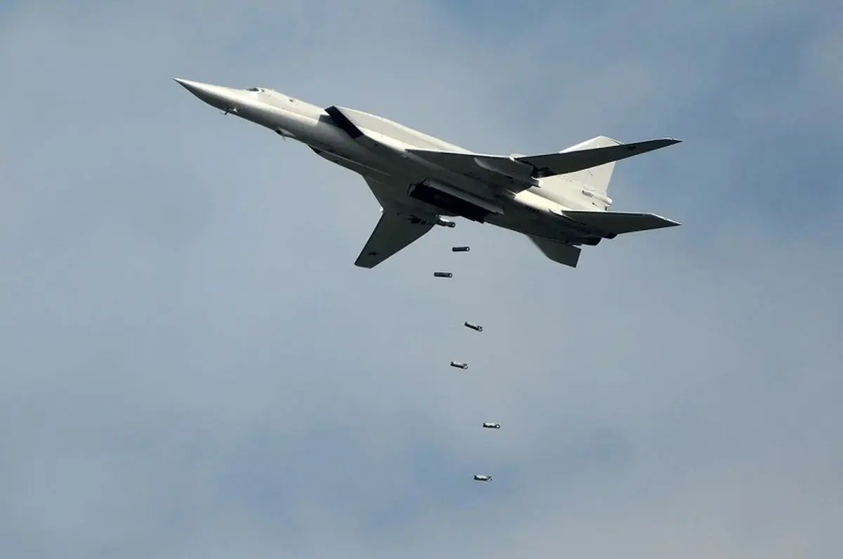  بمب افکن های روسی استحکامات داعش را در دیرالزور سوریه بمباران کردند