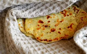 طرز تهیه نان سیب‌ زمینی سنتی؛ غذای خوشمزه و ساده با تابه