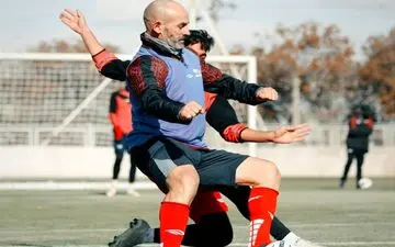 خمس تیمش را روی آسفالت تمرین داد +عکس