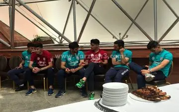  نورافکن قرمز پوش شد (عکس)