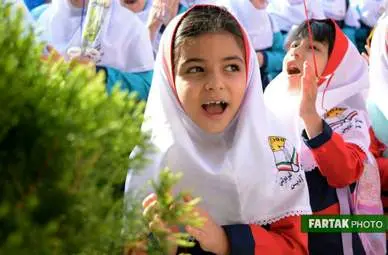 شور و اشتیاق فرشتگان مهرآفرین دبستان مهر آذین در اولین روز مهر 