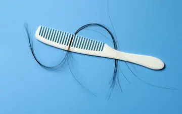 نازک‌شدن موها چه دلایلی می‌تواند داشته باشد و چه باید کرد؟