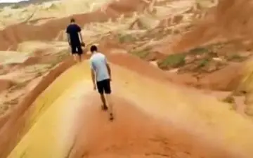 تخریب لایه های شنی باستانی توسط دو توریست جوان! +فیلم