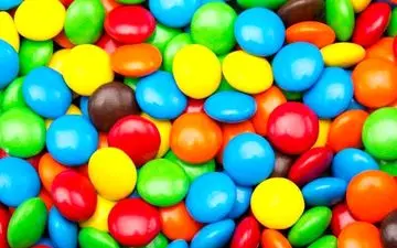 این دانه های ریز رنگی رنگی برای کودکان سم است