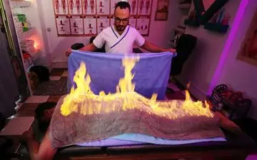 ماساژ درمانی حیرت‌انگیز ماساژور مصری با آتش!