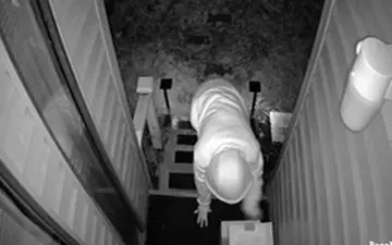 فرار یک دزد پس از برق گرفتگی + فیلم