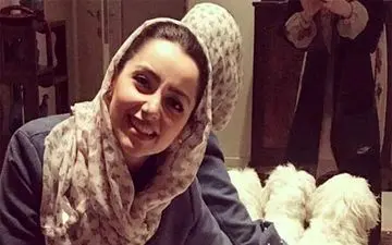 نازنین بیاتی در کنار توله سگ هایش